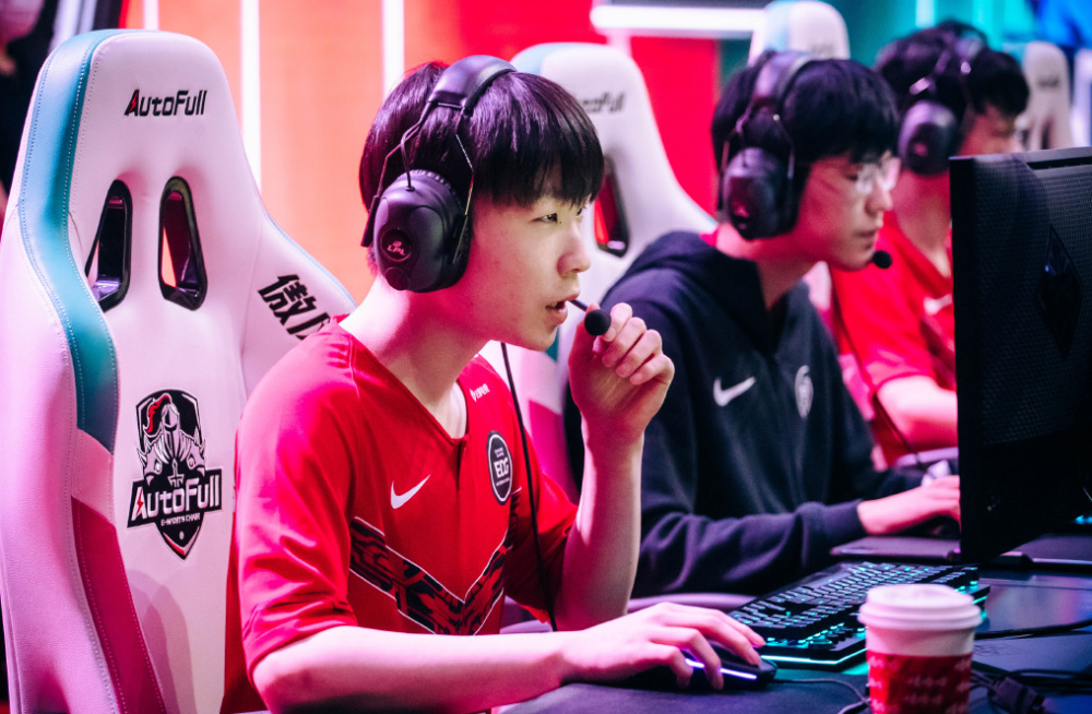 九游娱乐-关于Scout爆冷击败西班牙队,挺进下一轮引爆全场!的信息